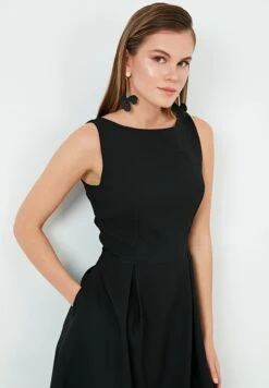 LELA Crew Neck Pleated Midi - Cocktailjurk - Black -Modekledingwinkel 05a9b182ae4a4eb4ba70a05dd21cde3f