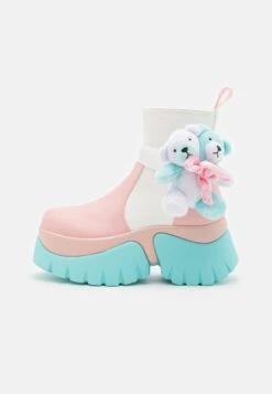 KOI FOOTWEAR Melanie Martinez Sweet Teddy Bear Platform Boots - Korte Laarzen - Blue/Pink/White -Modekledingwinkel 327576a8c73f49029ef0ebc06c504cba