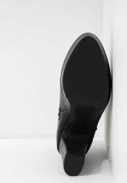 Anna Field Enkellaarsjes Met Hoge Hak - Black 15 Anna Field Enkellaarsjes Met Hoge Hak - Black -Modekledingwinkel 332781b121fb435ea8e45b02e32b8ac2