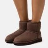 Ugg Classic Mini - Korte Laarzen - Burnt Cedar -Modekledingwinkel 4349a1a510f444f49be256228a69fb77