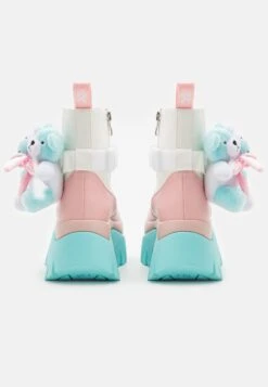 KOI FOOTWEAR Melanie Martinez Sweet Teddy Bear Platform Boots - Korte Laarzen - Blue/Pink/White -Modekledingwinkel 4b80000437fe49128bbe5fd8d98b6074