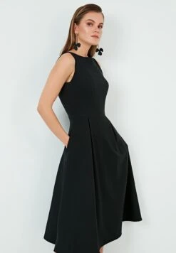 LELA Crew Neck Pleated Midi - Cocktailjurk - Black -Modekledingwinkel 6e9ae0d79729410a8c52ceeb2264a85a