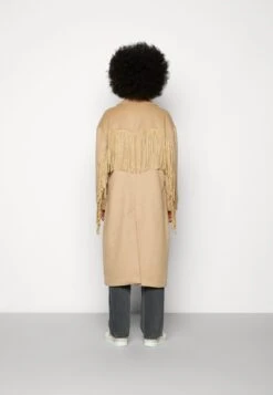 COLOURFUL REBEL Koko Fringe Coat - Mantel - Camel 10 COLOURFUL REBEL Koko Fringe Coat - Mantel - Camel -Modekledingwinkel 72d2ff27d9db45279098a166fbf8e466