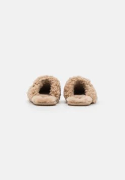 Ugg Maxi Curly Slide - Pantoffels - Sand -Modekledingwinkel 7a5c0c81c53845faaf6e05c68bd00159