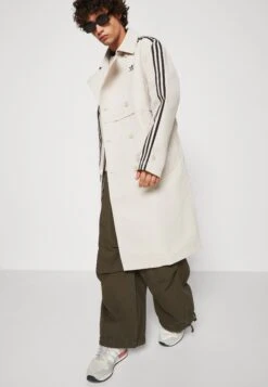 Adidas Originals 3 Stripe Coat Unisex - Trenchcoat - Beige -Modekledingwinkel 9bde2a46fb7e4e9dbe6c047bc2d8afdb