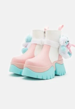 KOI FOOTWEAR Melanie Martinez Sweet Teddy Bear Platform Boots - Korte Laarzen - Blue/Pink/White -Modekledingwinkel c1a669c57b2b40fba289021b1425f5ac