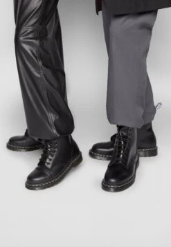 Dr. Martens 1460Boot - Veterboots - Black/White -Modekledingwinkel c91cd86114b04c94a9da0b3910d0bd2b