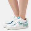 Nike Sportswear W Af1 Shadow - Sneakers Laag - Summit White/Mineral/Industrial Blue/Geode Teal/Sea Glass 1 Nike Sportswear W Af1 Shadow - Sneakers Laag - Summit White/Mineral/Industrial Blue/Geode Teal/Sea Glass -Modekledingwinkel cff19edb6c004e6d8d121819a3a96afb