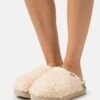 Ugg Fuzz Sugar - Pantoffels - Natural -Modekledingwinkel dacbaa059d464c96a98aeb961e3b81d7
